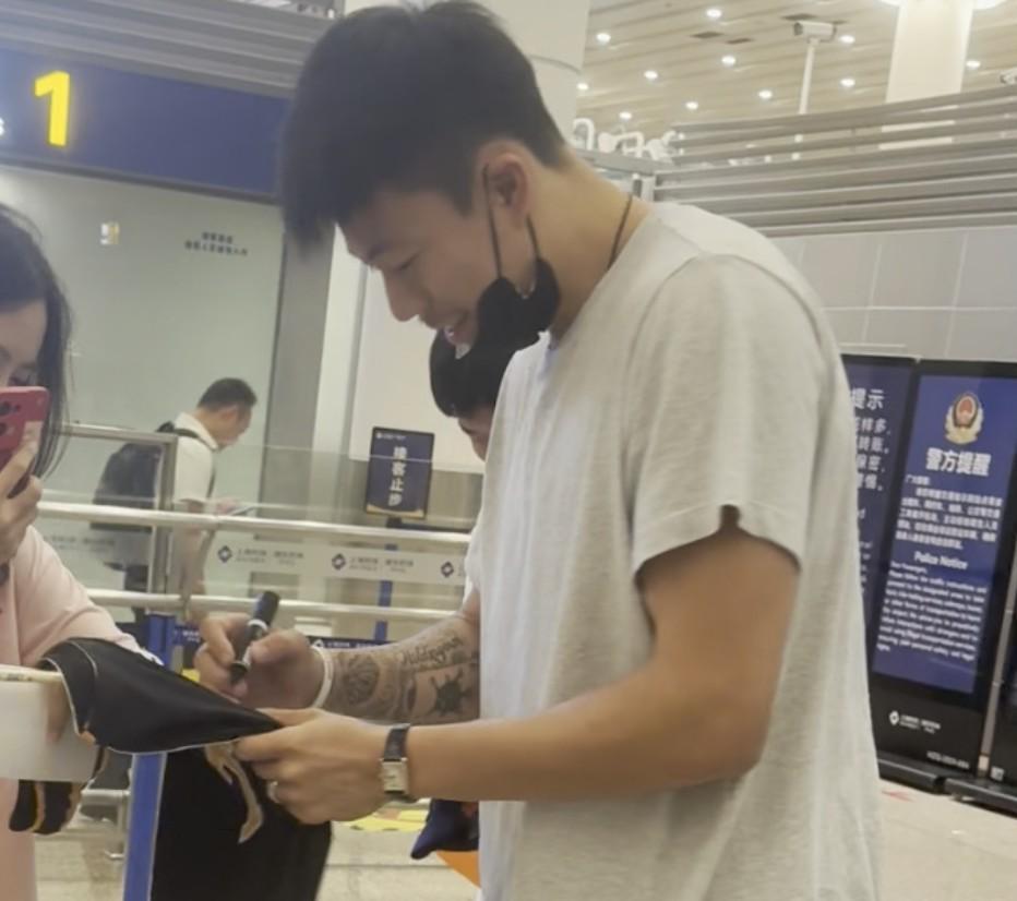 新援来了！张镇麟乘机抵达浦东机场，即将与上海男篮会合